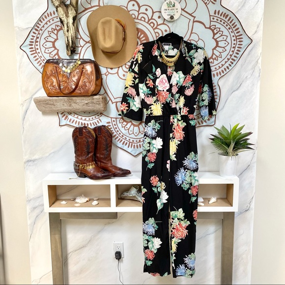 Sweet and super fun floral stunning Jumpsuit 🌺✨ - Picture 3 of 10